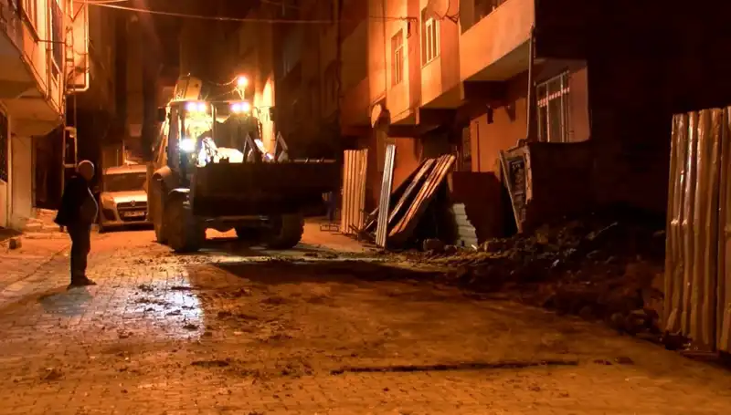 Bağcılar’da Yana Eğilen Bina Boşaltıldı: Sebebi ve Sonrası Merak Ediliyor