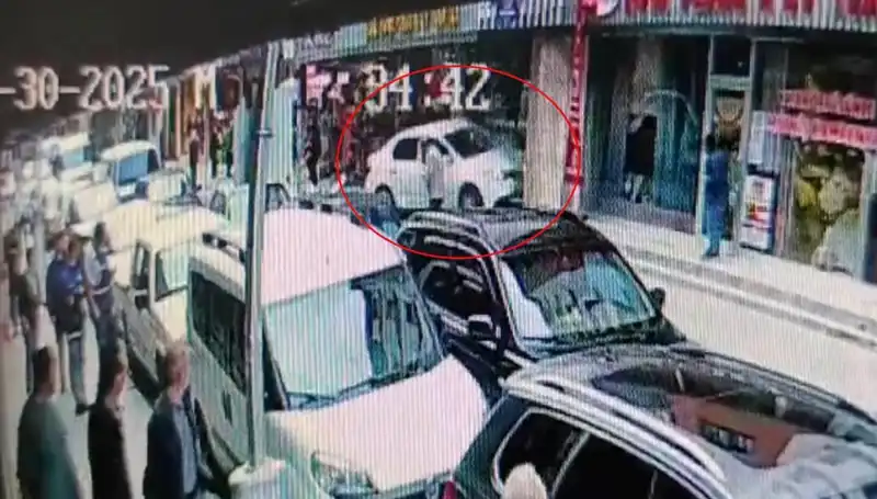 Alkollü Sürücü, Mağazaya Daldı: İki Çocuğun Hayatı Tehlikeden Döndü