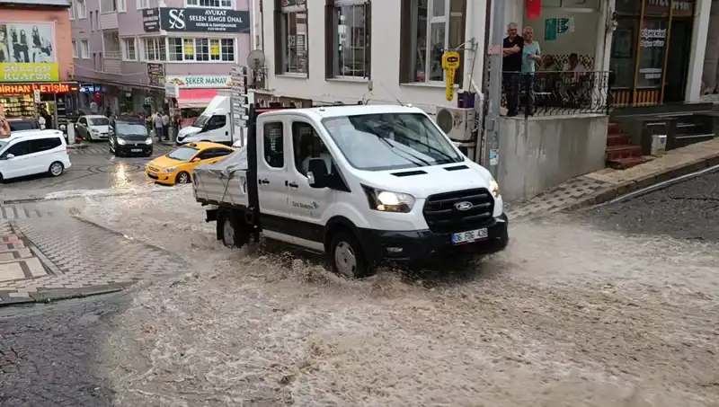10 Dakikada Yaşanan Sağanak, Şehirde Su Baskınlarına Yol Açtı