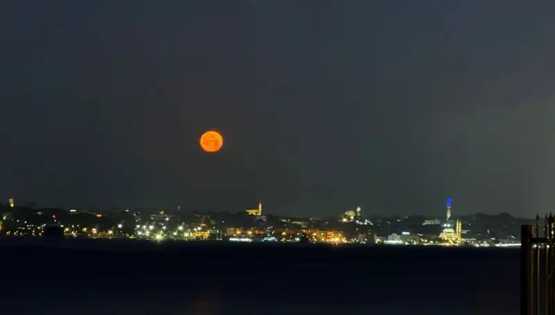 İstanbul'da Çilek Dolunayı Göz Kamaştırdı: Tabloluk Manzaralar