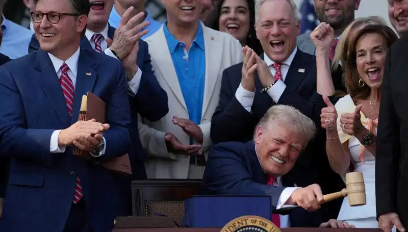 Trump, "Büyük ve Güzel Yasa Tasarısı"nı İmzalamak İçin Beyaz Saray'da