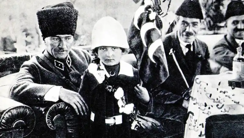 Unutulmaz Fotoğrafın Arkasındaki Hikaye: O Şapkanın Altında Bir Bayram Doğdu