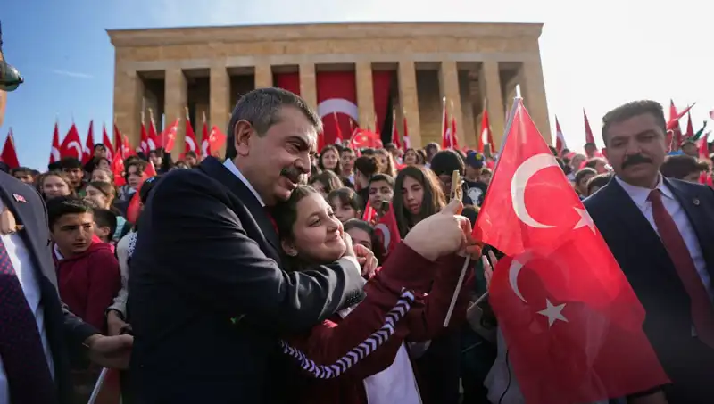 Bakan Tekin, Çocuklarla Birlikte Anıtkabir’i Ziyaret Etti