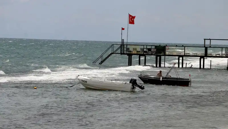 Poyraz Rüzgarı Denizde Tehlike Saçıyor: Girişler Yasaklandı!