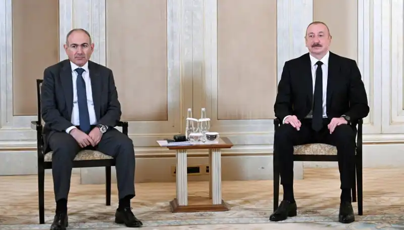Abu Dabi'de Tarihi Buluşma: Aliyev ve Paşinyan Barış İçin Görüşüyor