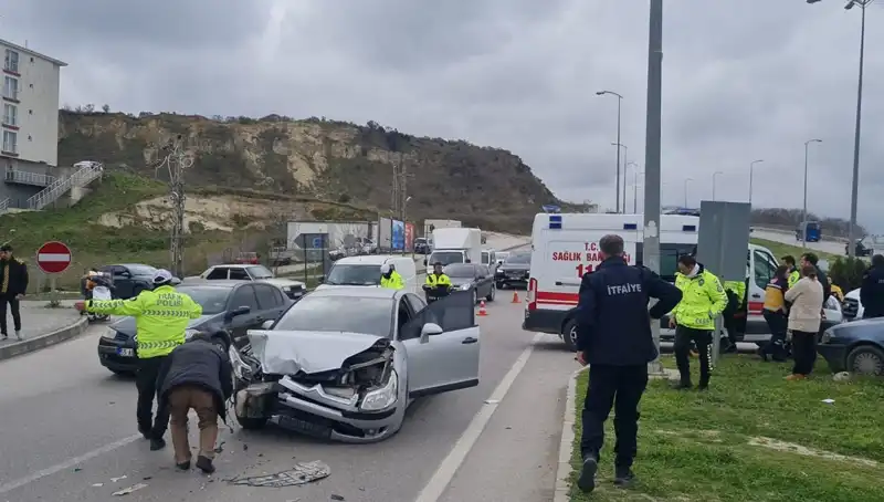 Sinop’ta Otomobiller Çarpıştı: Kaza Sonrası Yaralılar Hastaneye Sevk Edildi