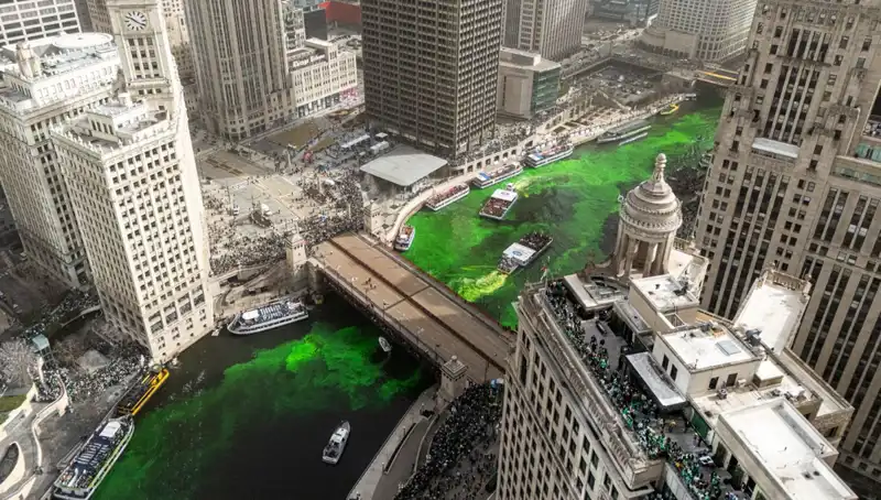 Chicago Nehri'nin Eşsiz Renk Değişimi: Aziz Patrick Günü Kutlamaları