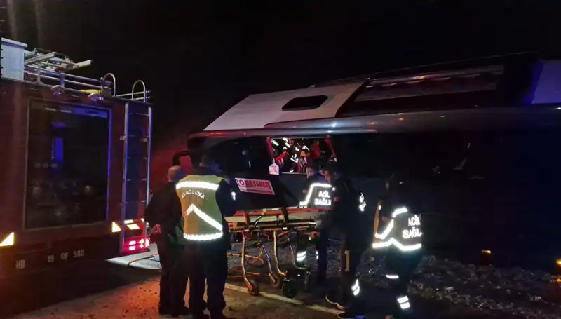 Festival Dönüşünde Korkunç Kaza: 23 Yaralı Tur Otobüsü Devrildi