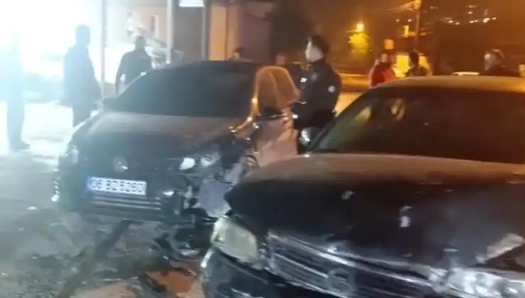 Çevirmeden Kaçmaya Çalışan Araç Kaza Yaptı: O Anlar Kamerada