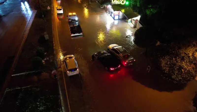 Adana'da Şiddetli Yağışlar Hayatı Olumsuz Etkiledi: Cadde ve Yollar Sular Altında