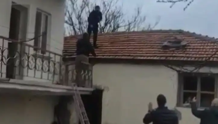 Polis Operasyonu: Çatıda Kıstırılan Şüpheli Direniş Gösterdi