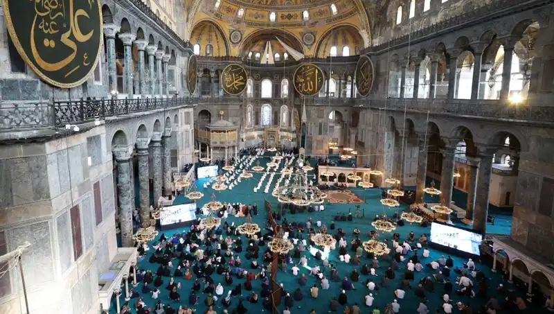 Ayasofya'nın Kapısını Kıran Sanığa Verilen Hapis Cezası İle İlgili Tartışmalar Devam Ediyor