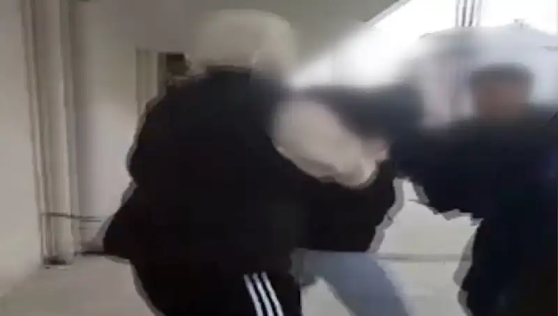 Sokak Ortasında Şoke Eden Akran Zorbalığı: Özür Dilettiler, Sonrası İse Kanlıydı!