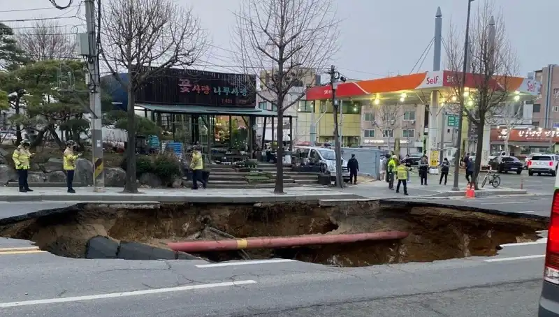 Güney Kore’de Şok Eden Kaza: Dev Çukur Motosikleti Yuttu, Bir Kayıp!