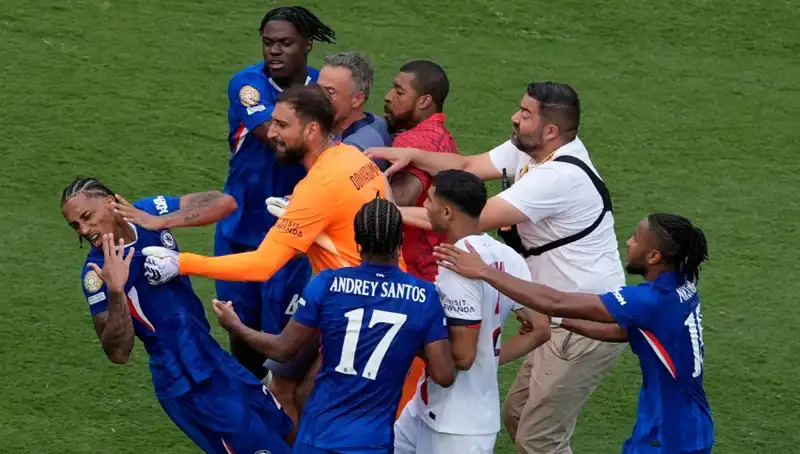 Dev Finalin Ardından Şok Eden Olay: Teknik Direktör ile Futbolcu Arasında Yumruklaşma!
