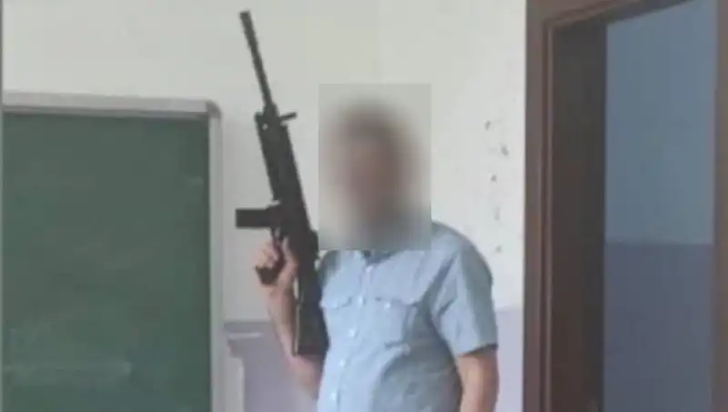 Okul Müdür Yardımcısına Tüfekle Poz Vermesi Neden Soruşturma Açtırdı?