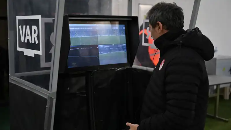 Beşiktaş-Gaziantep FK Maçında Alman VAR Hakemi: Olaylar Nasıl Gelişiyor?