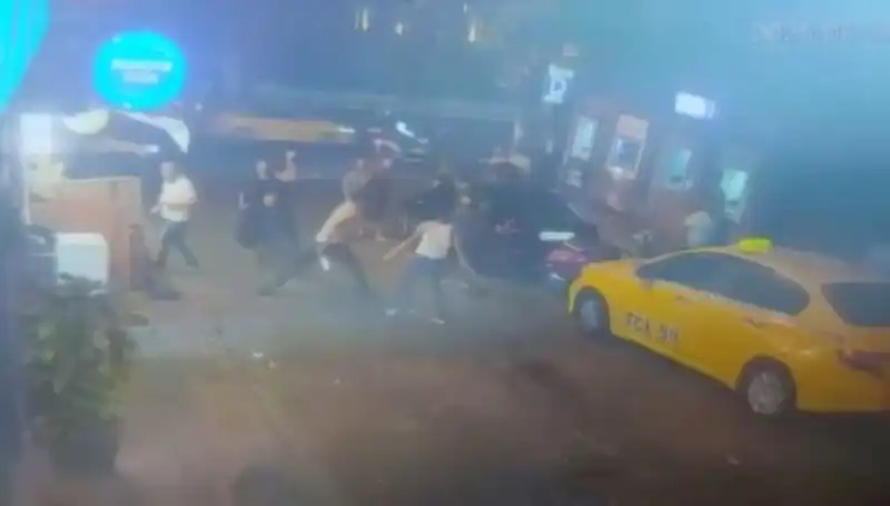Beyoğlu’nda Şok Eden Kavga: Laf Atma Tartışması Kanlı Bitti!