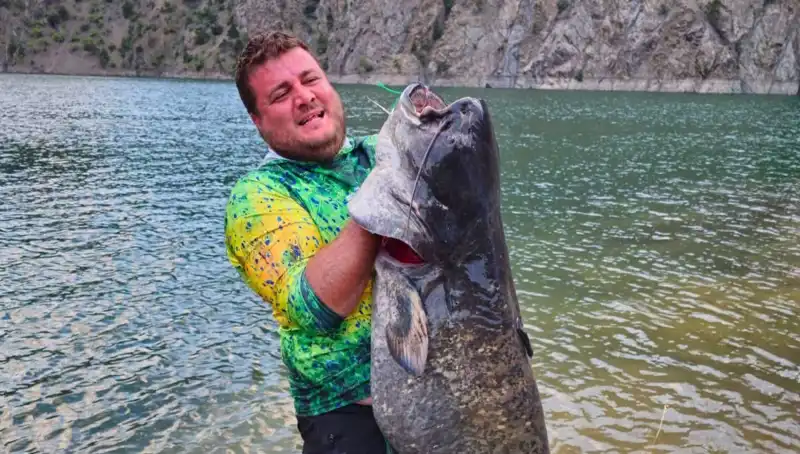Amatör Balıkçılar Baraj Gölünde Hedefi Aşan 100 Kilo Balık Yakaladı