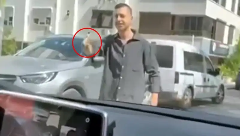 Trafikte kadınlara silah doğrulttu: Sürücü hakkında gelişmeler