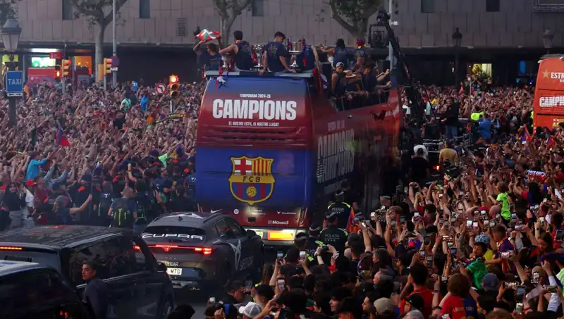Barcelona Futbolcuları Taraftarlarıyla Yakından Buluştu: Coşku Doruğa Ulaştı