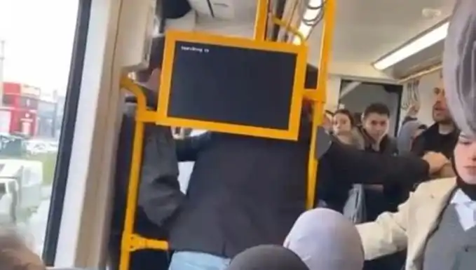 İstanbul Metro’sunda Şaşırtan Kavga: Tekme Tokat İle Yere Düşenler!