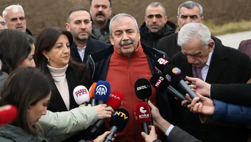 İmralı'dan PKK'ya Çarpıcı Çağrı: Öcalan'ın Koşulsuz Mesajı