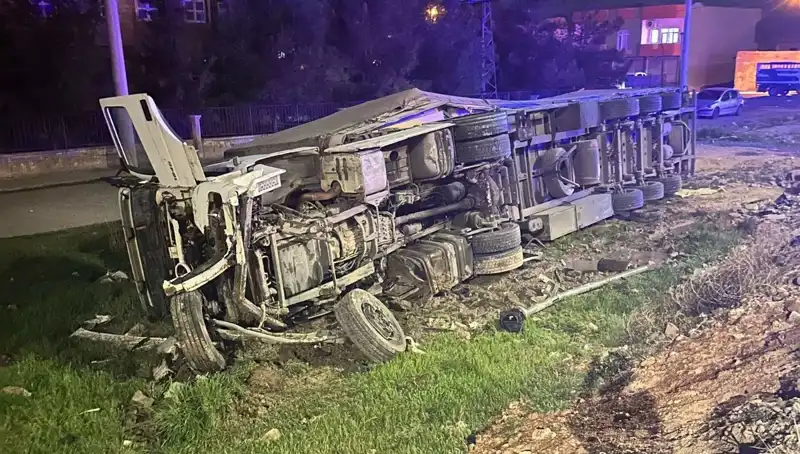 TIR Devrildi: Korkunç Kaza Sonrasında 6 Yaralı Hayatta Kalmayı Başardı