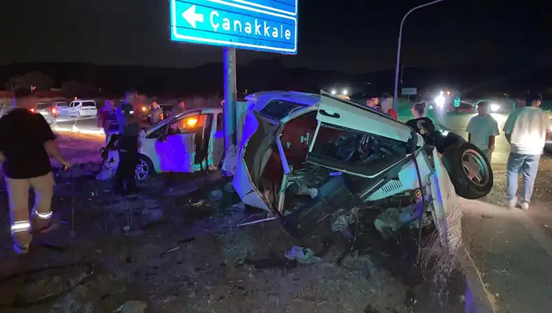 Çanakkale'de Korkutan Kaza: İki Araç Çarpıştı, Yaralılar Hastaneye Sevk Edildi