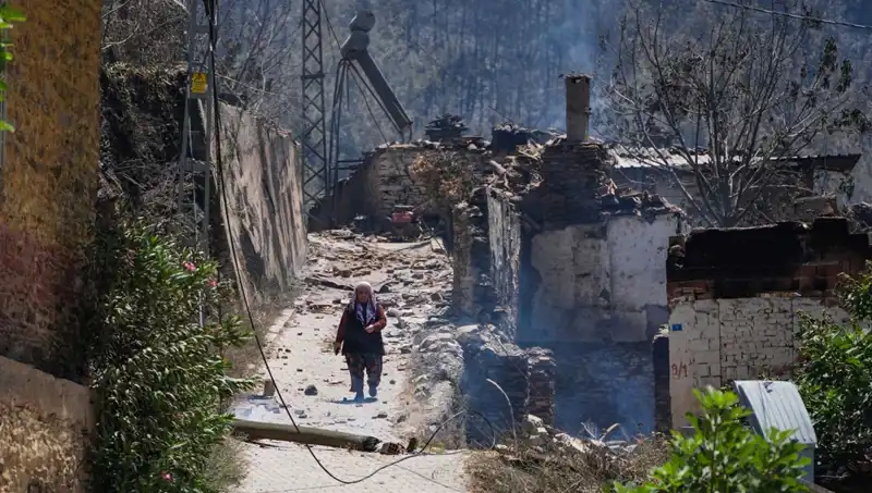 İzmir ve Bilecik’teki Yangınlar: 415 Bina Küllerine Karıştı