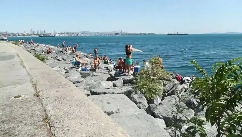 İstanbul’da Hava Sıcaklığı Artıyor: İstanbullular Sahilleri Doldurdu!