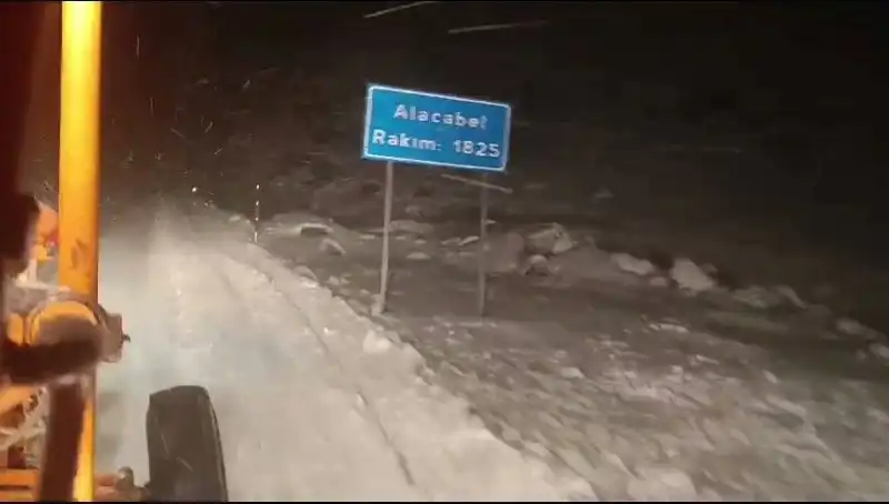 Antalya'da Kar Sürprizi: Şehir Bembeyaz Bir Kış Masalına Dönüşüyor