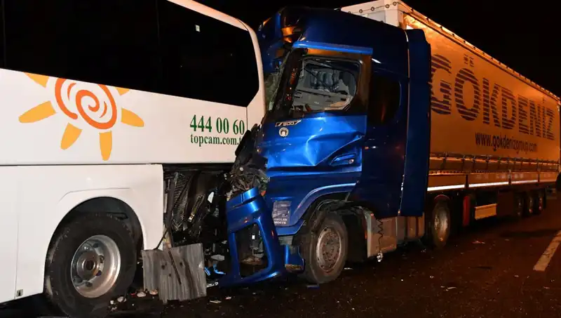 Türkiye'de Tur Otobüsü Tırla Çarpıştı: 13 Yaralı Hastanelik Oldu