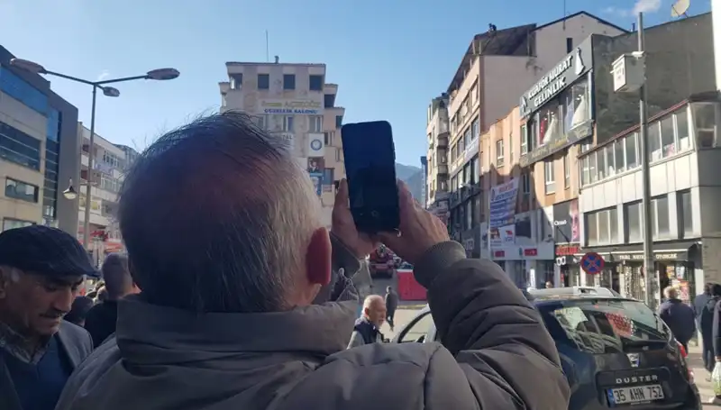 Çatıya Çıkan Genç Adamı Kurtarmak İçin İki Grubun Heyecan Dolu Yarışı