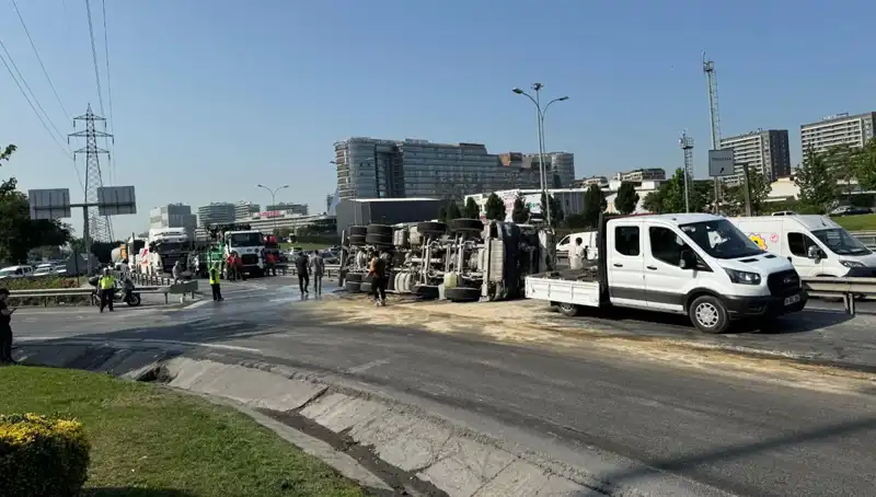 D-100 Yan Yolda Beton Mikserinin Devrilmesi, Trafiği Felç Etti
