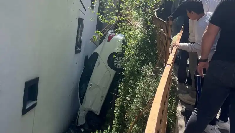 Kağıthane'de Gerilim Dolu Anlar: Araç Metrelerce Sürüklendi!