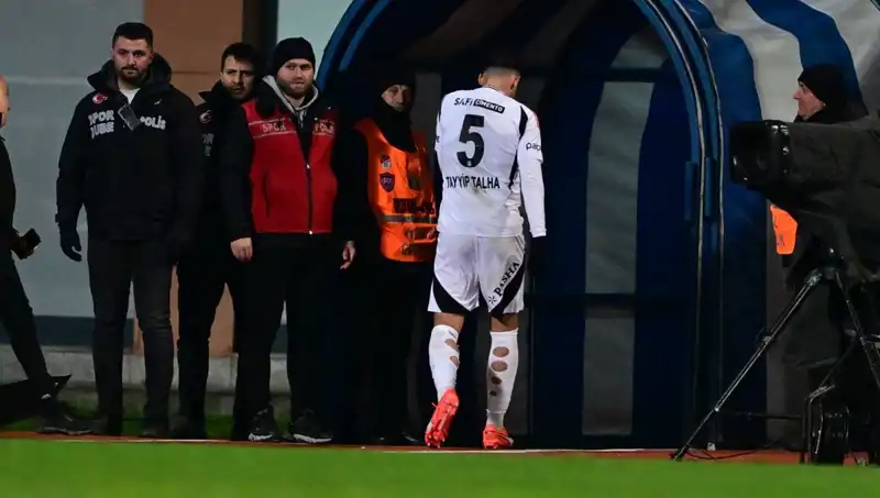 Üst Üste İki Kırmızı Kart: Tayyip Talha Beşiktaş Taraftarından Özür Diledi