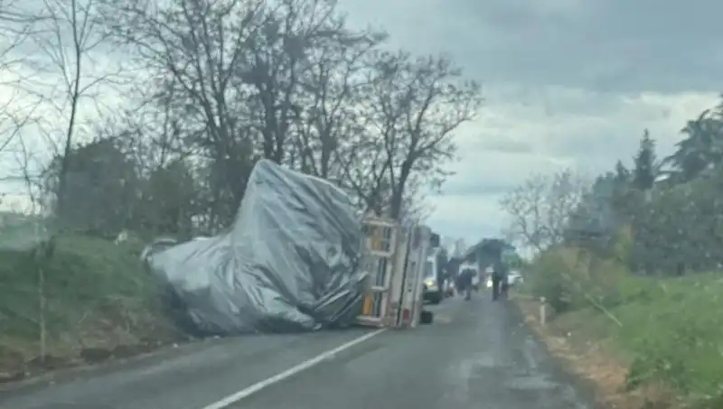 Tekirdağ'da Devrilen Saman Yüklü TIR Kazası: 1 Yaralı