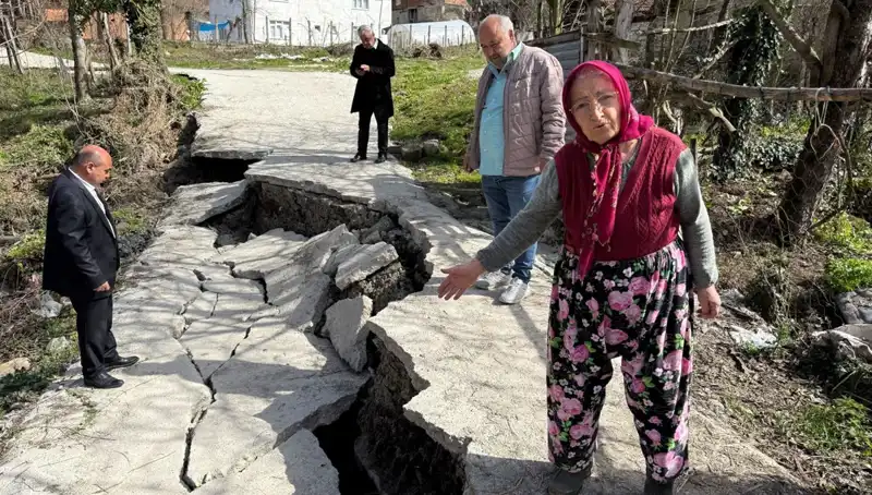 Diken Üstünde Yaşayan Mahalle: Heyelan Yolu Kapattı, 130 Hane Tehlikede