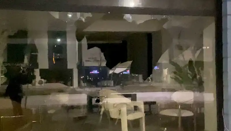Mobilya Mağazası, Taşlı Saldırıya Uğradı: Olay Anı Güvenlik Kamerasında