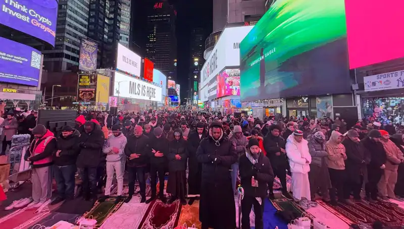 New York Times Meydanı’nda İlk Defa Teravih Namazı Kılındı