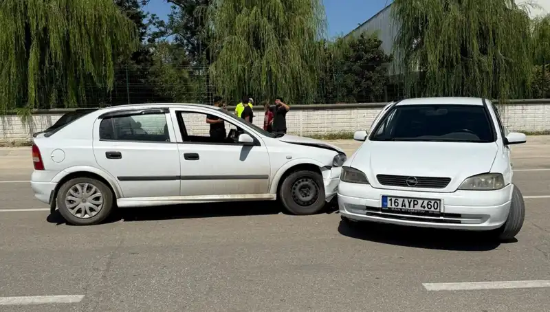 İki Otomobil Feci Çarpıştı: İki Yaralı, Kaza Anının Gözlemi