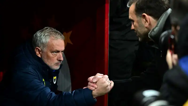 İki Efsane Teknik Direktör Derbiye Hazırlanıyor: Mourinho ve Buruk Rekabeti