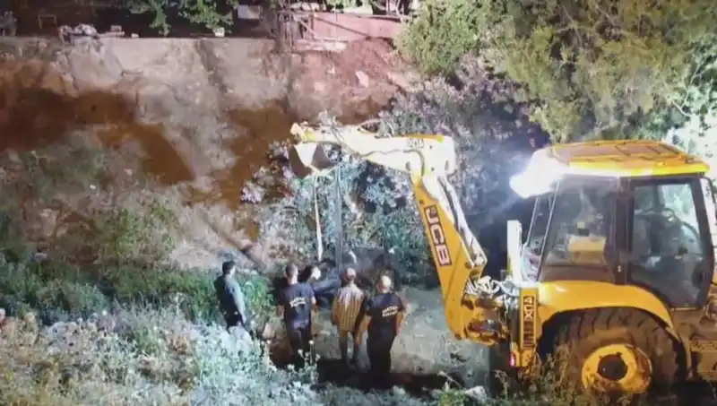 Hatay'da Kurtarma Operasyonu: İneği Su Kuyusundan Çıkardılar