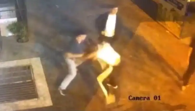 İstanbul Sokaklarında Gün Ortasında Tekmeli ve Yumruklu Kavga Güvenlik Kameralarına Yansıdı
